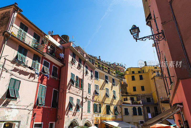 生活和建筑在Vernazza镇的街道在Cinque Terre，意大利